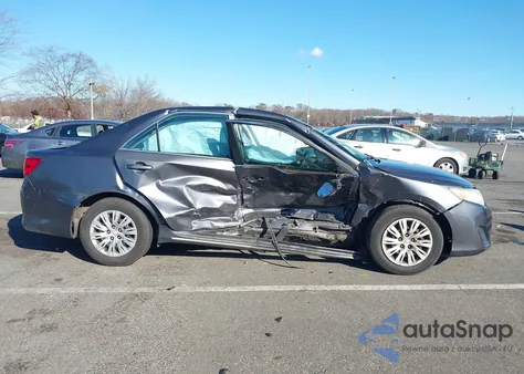 2013 Toyota Camry Le z USA, uszkodzony, nr VIN 4T1BF1FK5DU721737